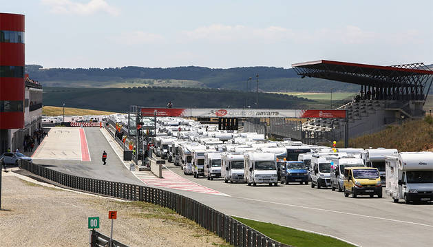 Multitudinaria concentración de motos y autocaravanas en el Circuito de Navarra